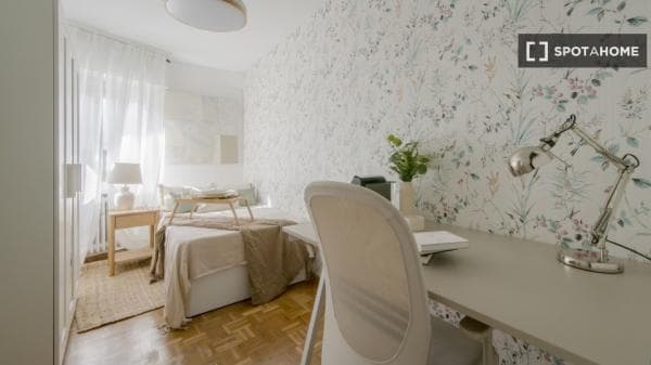 Habitación en piso compartido en alquiler en Bellas Vistas, Madrid thumbnail 2