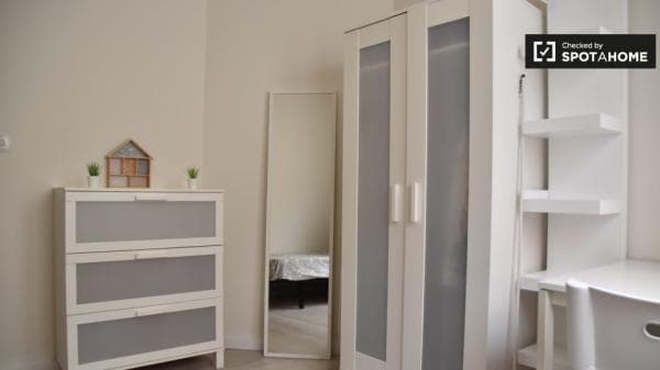 Se alquila habitación en piso de 8 habitaciones en Valencia thumbnail 2