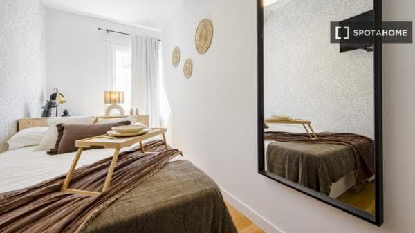 Habitación en piso compartido en alquiler, Hispanoamérica thumbnail 1