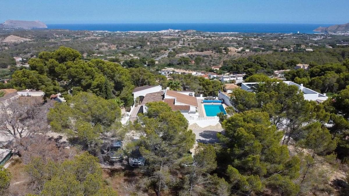 Sale of independent chalet in Calle Mar Cantàbric, 20, La Nucia
photo 4