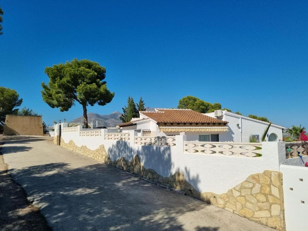 Sale of independent chalet in Calle Mar Cantàbric, 20, La Nucia
photo 5
