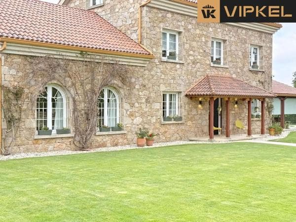 Casa independiente en calle Burdeos thumbnail 1