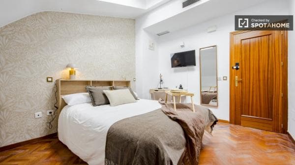 Habitación en un piso compartido de 6 habitaciones en alquiler en Canillas thumbnail 1