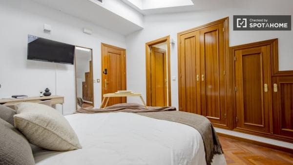 Habitación en un piso compartido de 6 habitaciones en alquiler en Canillas thumbnail 2