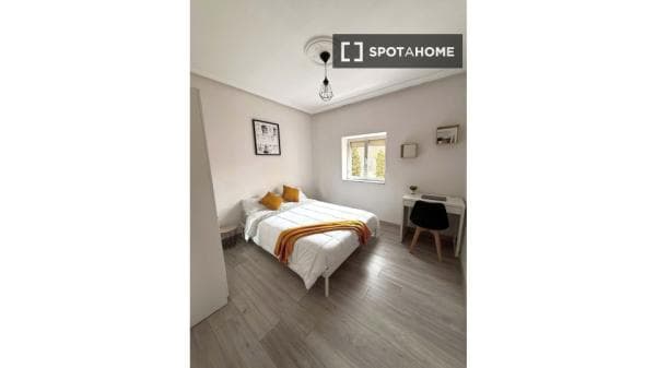 Habitación en la calle Trébol, Salamanca, de 80 m² con 4 dormitorios. photo 1