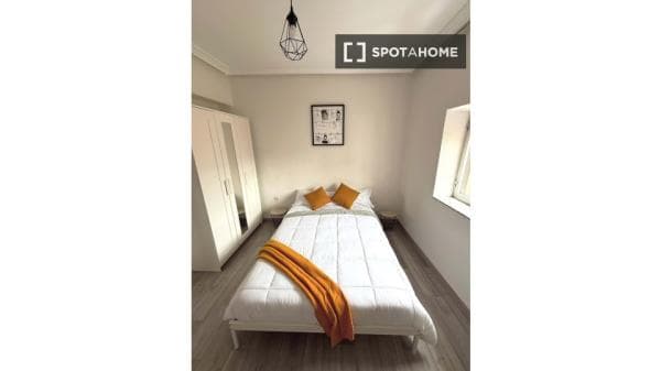 Habitación en la calle Trébol, Salamanca, de 80 m² con 4 dormitorios. thumbnail 1