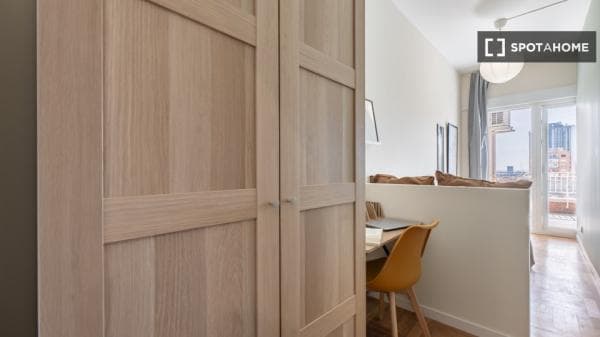 Habitación en piso compartido en alquiler en Castillejos, Madrid photo 1