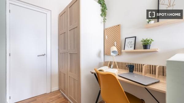Habitación en piso compartido en alquiler en Castillejos, Madrid thumbnail 2