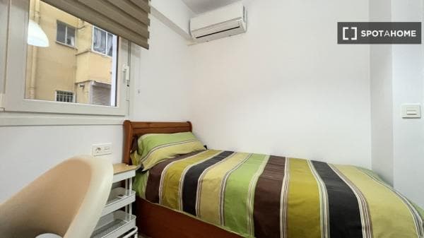 Habitación en piso compartido en alquiler en El Cerro, Sevilla. photo 1