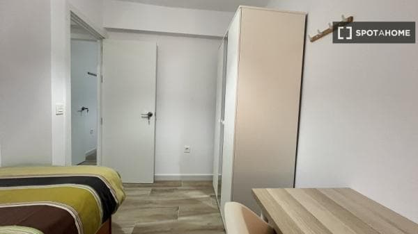 Habitación en piso compartido en alquiler en El Cerro, Sevilla. thumbnail 1
