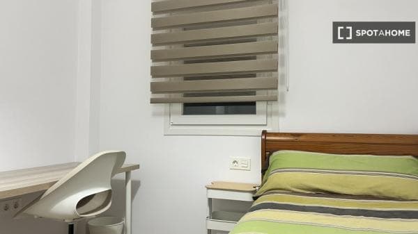 Habitación en piso compartido en alquiler en El Cerro, Sevilla. thumbnail 2