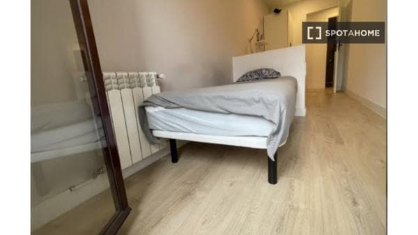 Habitación en piso compartido en San Isidro, Madrid. photo 1