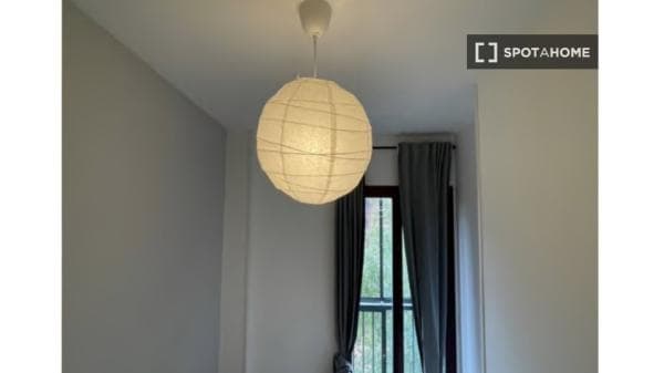 Habitación en piso compartido en San Isidro, Madrid. thumbnail 1