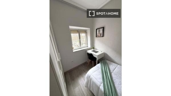 Habitación en la calle Trébol, Salamanca, de 80 m² con 4 dormitorios. photo 1