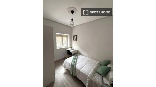 Habitación en la calle Trébol, Salamanca, de 80 m² con 4 dormitorios. thumbnail 1
