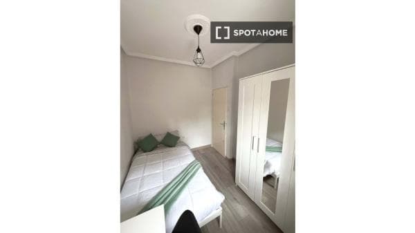 Habitación en la calle Trébol, Salamanca, de 80 m² con 4 dormitorios. thumbnail 2