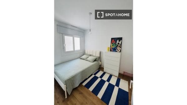 Habitación en piso compartido en alquiler en El Camp de l'Arpa del Clot photo 1