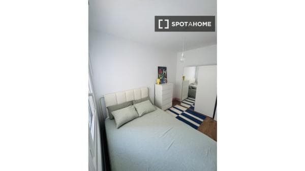 Habitación en piso compartido en alquiler en El Camp de l'Arpa del Clot thumbnail 2