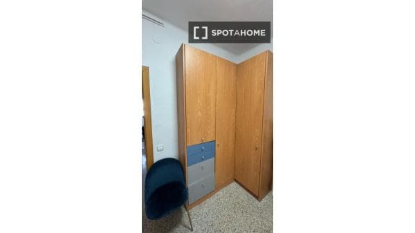 Habitación en piso compartido en barcelona. thumbnail 1