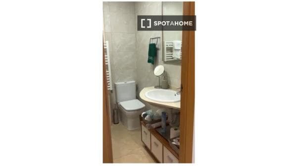Habitación en piso compartido en barcelona. thumbnail 2