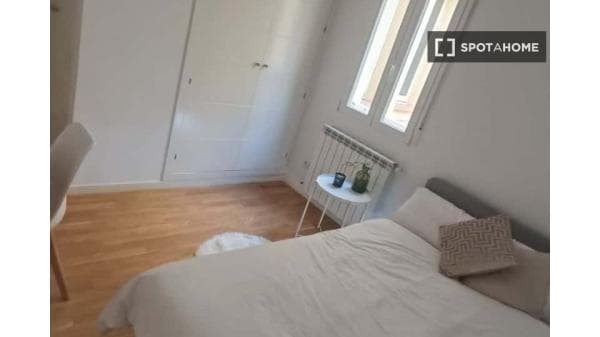 Habitación privada en Calle de Montesa, Madrid thumbnail 1