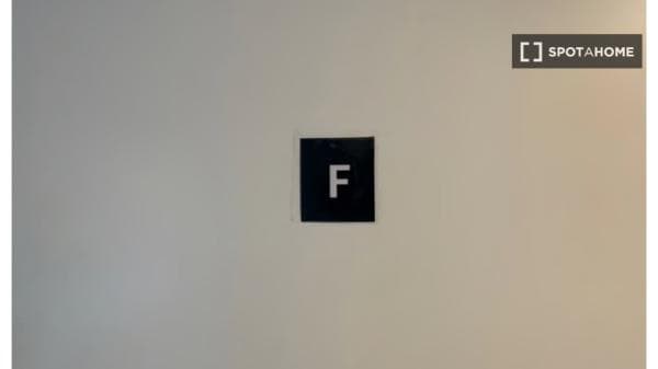 Habitación en piso compartido en San Isidro, Madrid. thumbnail 1
