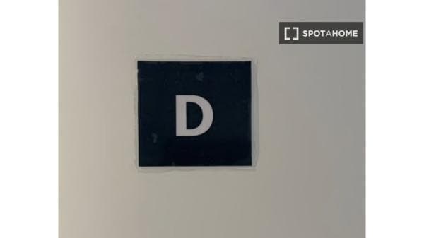 Habitación en piso compartido en San Isidro, Madrid. thumbnail 1