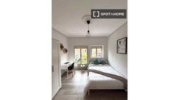 Habitación en la calle Trébol, Salamanca, de 80 m² con 4 dormitorios. photo 1