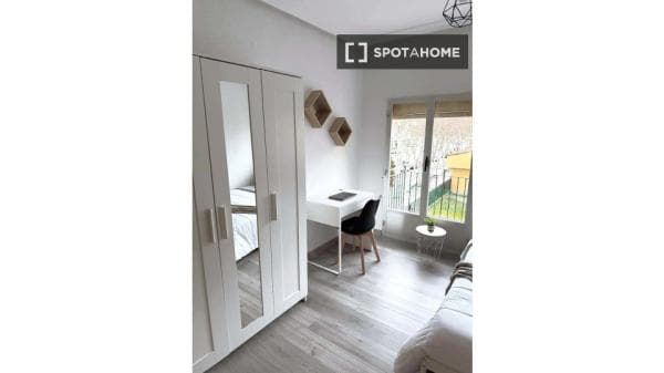 Habitación en la calle Trébol, Salamanca, de 80 m² con 4 dormitorios. thumbnail 1