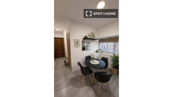 Habitación en la calle Trébol, Salamanca, de 80 m² con 4 dormitorios. thumbnail 1