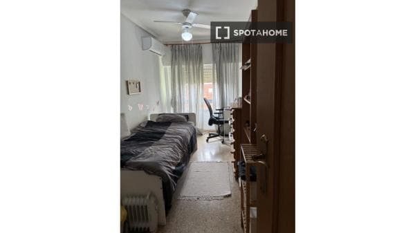Habitación en alquiler en Marxalenes, Valencia. photo 1