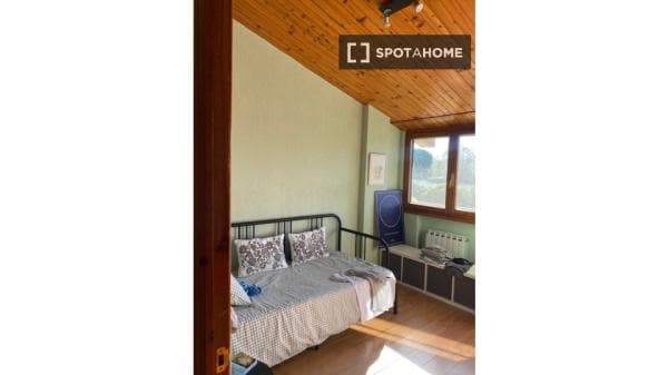 Habitación en apartamento de 2 dormitorios en Simancas. thumbnail 1