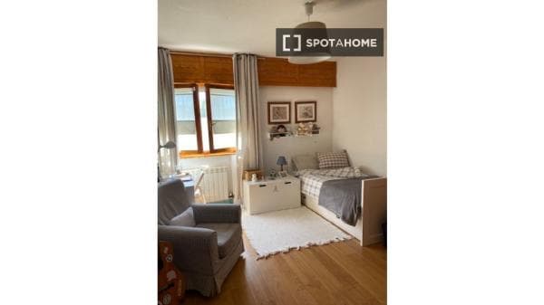 Habitación en apartamento de 2 dormitorios en Simancas. thumbnail 1