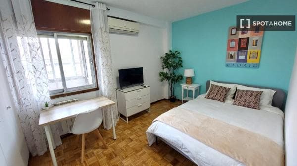 Habitación en piso compartido en madrid. photo 1