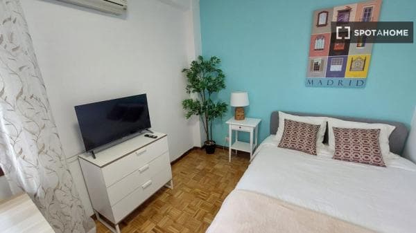Habitación en piso compartido en madrid. thumbnail 1