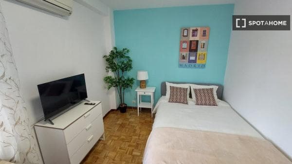 Habitación en piso compartido en madrid. thumbnail 2