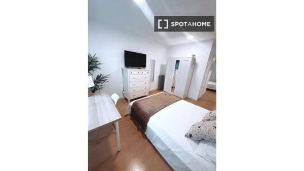 Se alquila habitación en apartamento de 4 dormitorios en Salamanca, Madrid photo 1
