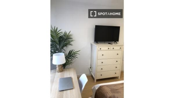 Se alquila habitación en apartamento de 4 dormitorios en Salamanca, Madrid thumbnail 1
