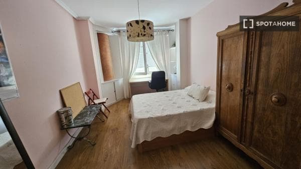 Habitación en piso compartido en alquiler en Arapiles, Madrid. thumbnail 1