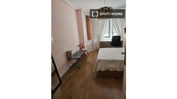 Habitación en piso compartido en alquiler en Arapiles, Madrid. thumbnail 2