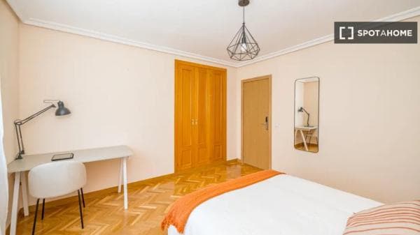 Habitación en piso compartido en alquiler en Valdezarza, Madrid photo 1