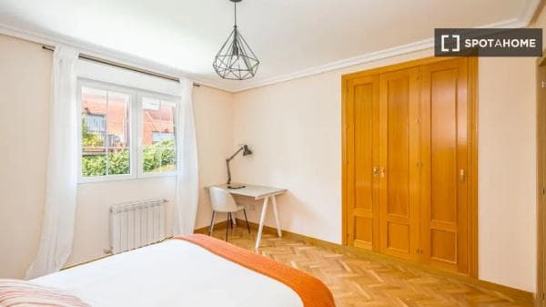 Habitación en piso compartido en alquiler en Valdezarza, Madrid thumbnail 1