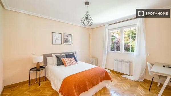Habitación en piso compartido en alquiler en Valdezarza, Madrid thumbnail 2