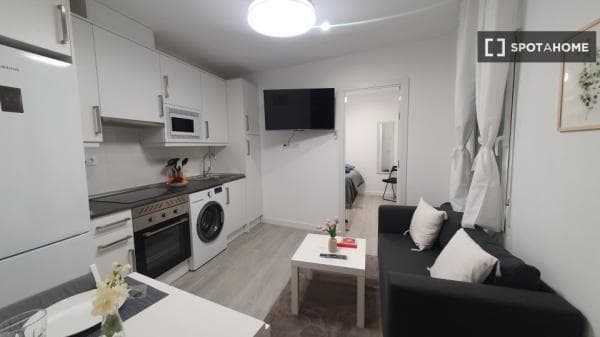 Piso en alquiler en Calle de Quiñones , Madrid thumbnail 1