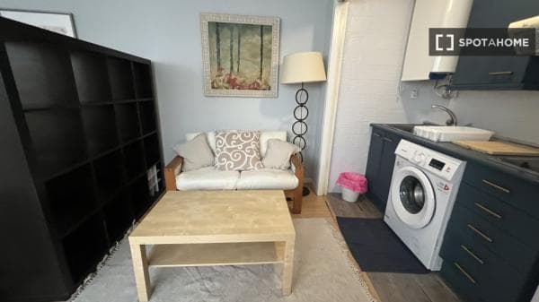 Estudio en alquiler en Calle de Oruro, Madrid thumbnail 1