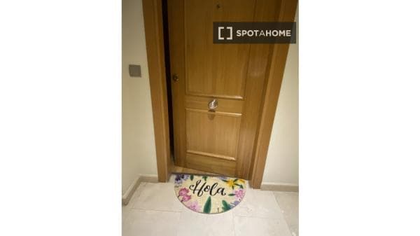 Piso en alquiler en Calle de Belfast , Madrid thumbnail 1
