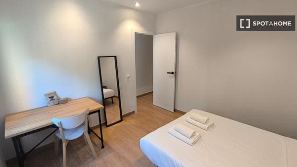 Habitación en piso compartido de 1 dormitorio en Castilla, Madrid. thumbnail 1