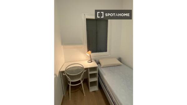 Habitación en piso compartido en barcelona. photo 1