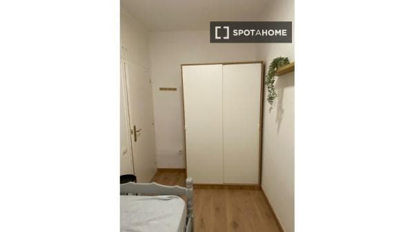 Habitación en piso compartido en barcelona. thumbnail 2
