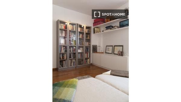 Habitación en piso compartido en barcelona. thumbnail 1